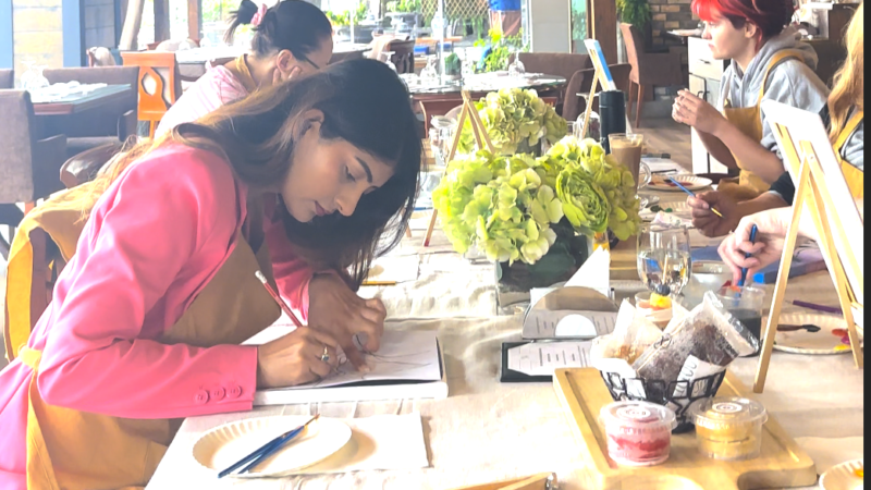 Painting session with breakfast in a French Bistro in Dubai